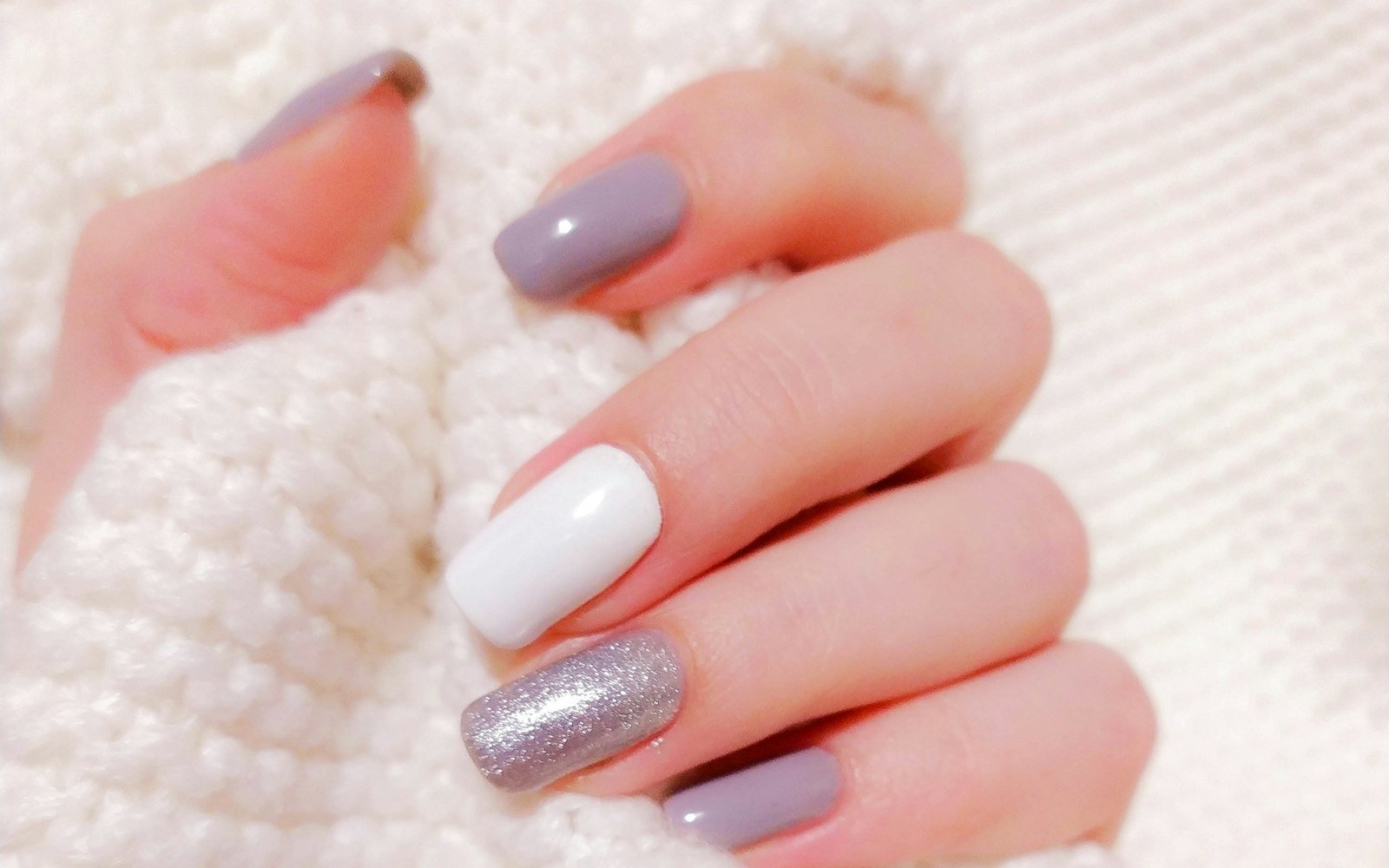 Primer plano de manicura de estudio en tonos nude